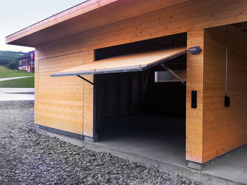 Schwingtor mit Holzverkleidung
