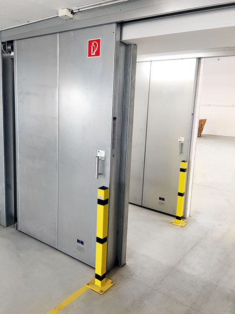 Einstellhallen-Sektionaltor mit Lüftungsgitter