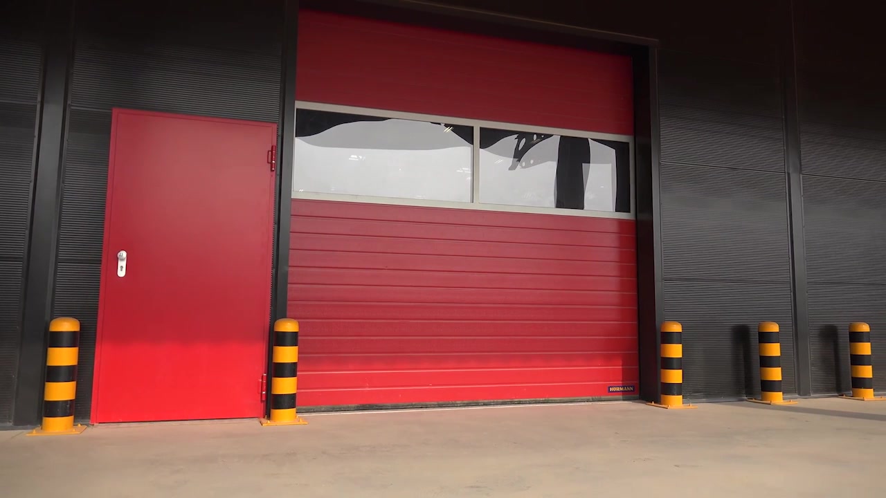 Rotes Industrie- oder Hallentor